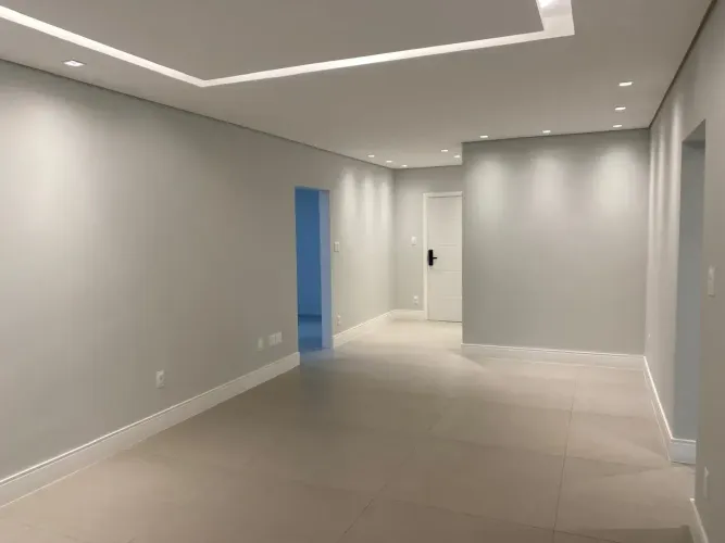 Vende-se apartamento totalmente reformado na avenida da praia da Pompéia, Santos-SP.