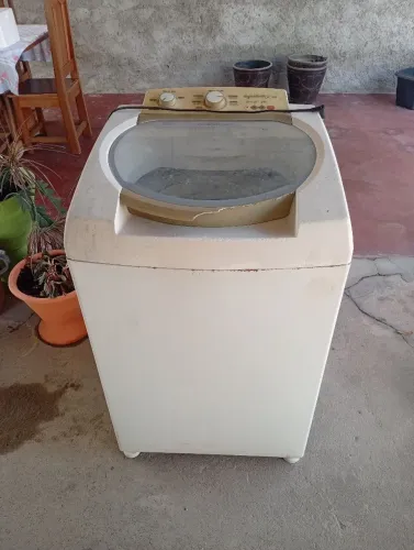 Vende-se máquina de lavar Brastemp com um pequeno defeito na bacia, algo de se arrumar...