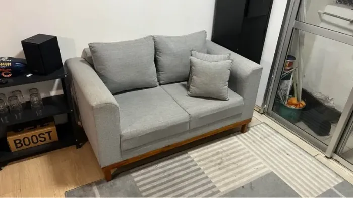 Sofá 2 Lugares Beny Base de Madeira Linho Cotton Cinza