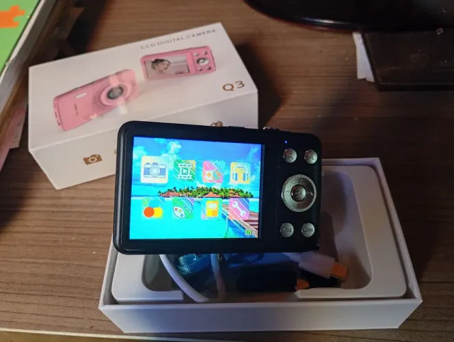 Câmera digital CCD Q3 na caixa sem uso.