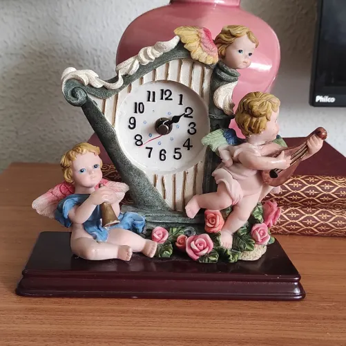Relógio de mesa com anjinhos em resina com base de madeira