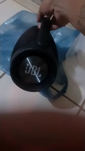 Caixa boom box e uma ótima maca 100 porcento Nova duas vezes de uso carregamento bom ?j