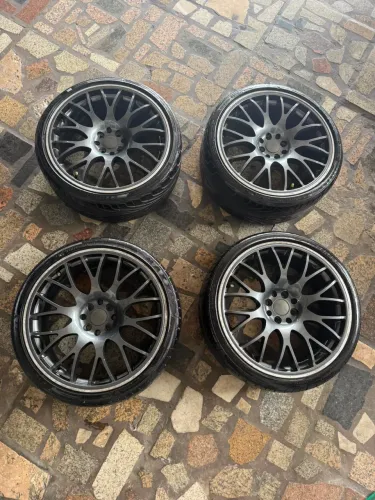Roda aro 18 liga leve com pneu 215/35 8 furos universal