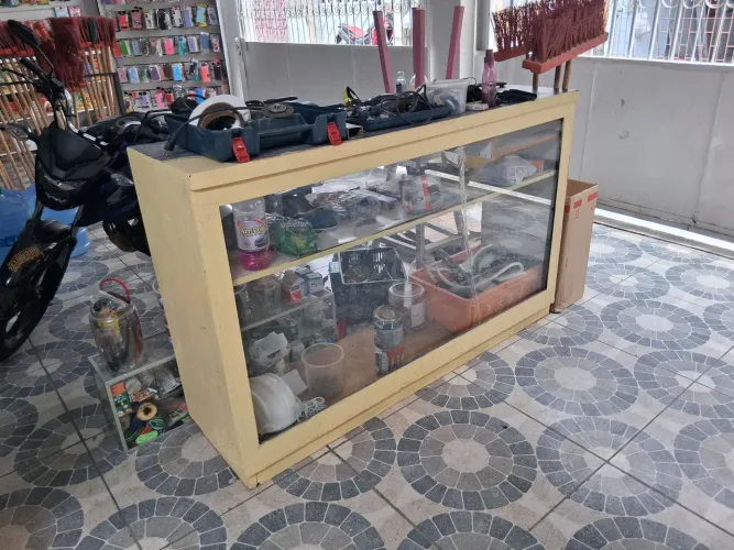 Balcão de madeira, leia e aproveite.. Pra desocupar espaço mesmo.