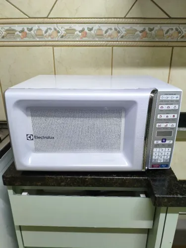 Microondas Eletrolux 34L branco com função tira odor e manter aquecido MEO44