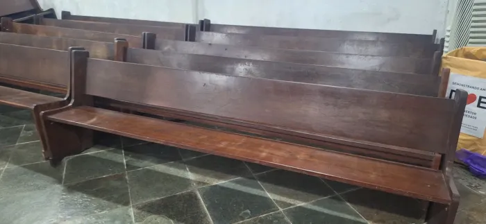 Bancada para igreja. Bancos de madeira de lei antiga muito pesada com 2,64m.