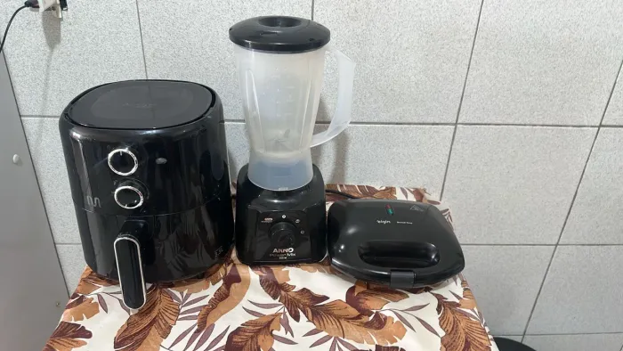 Air fryer, sanduicheira e liquidificador 