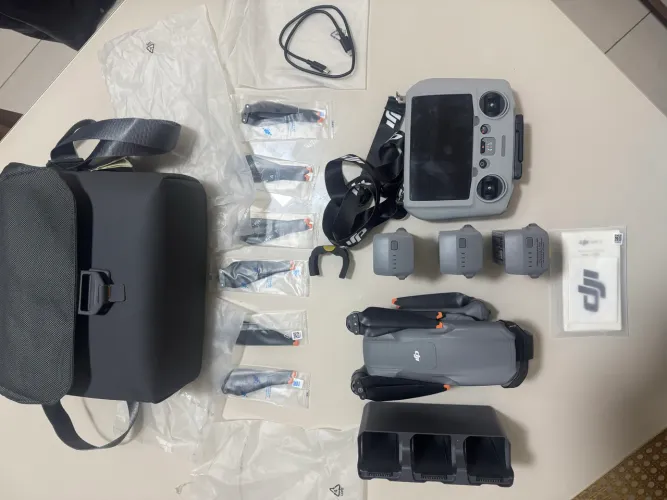 Vendo: Drone Dji Air 3 Fly More Combo Dji Rc 2 (com Tela) - Cor Cinza