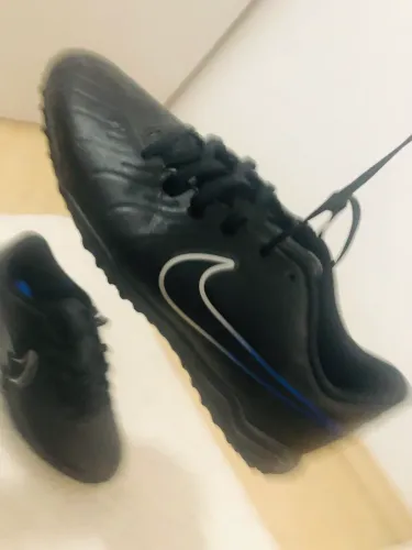 uma chuteira Nike Tiempo Legend 10 Club TF society