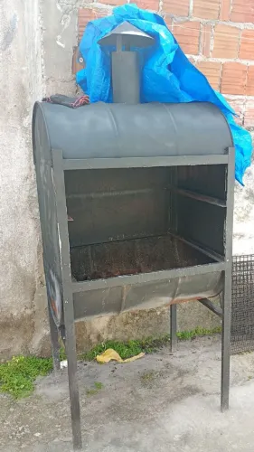 Vendo churrasqueira, com duas grades em ótimo Estado