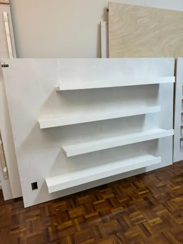 Painel aéreo branco com 4 prateleiras embutidas: moderno, clean e super funcional!