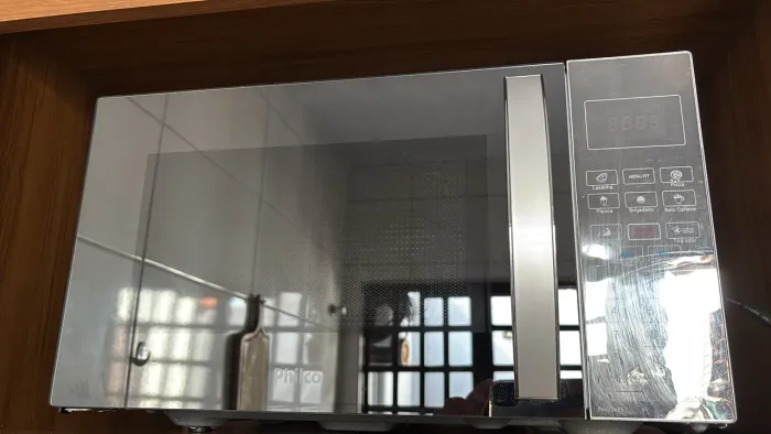 Vende se esse microondas, funcionando, porém, dentro está um pouco enferrujado.