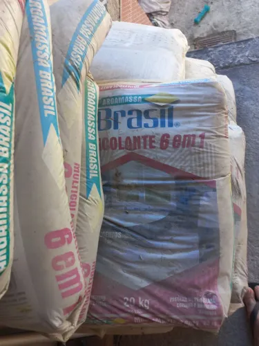 Vendo pisos 35 mts 1 linha de dek de 17 Sacos de Argamassa Brasil 20 kl 6×1 kl
