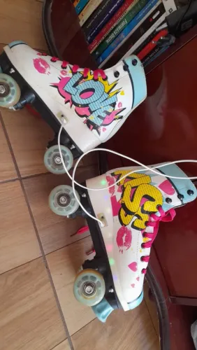 Patins Clássico Com LED marca brink+ com kit de proteção