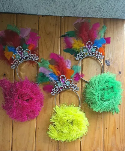 Kit tiara com plumas + marabu
