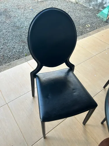 Vende-se jogo de mesa 4 cadeiras