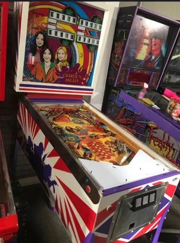 Duas máquinas de pinball - Solar Ride e Charlies Angels
