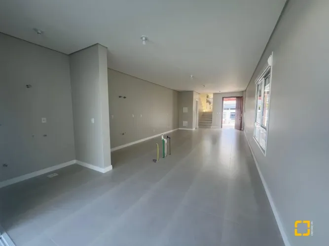 Casa Nova a Venda de 3 dormitórios ( 1 suíte ) - Bairro Carianos - Florianópolis SC