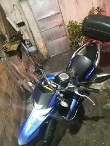 Lander toda completa, esta adesivas com protetor de carenagem, peneu traseiro novo,