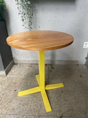 Mesa redonda com pé amarela 