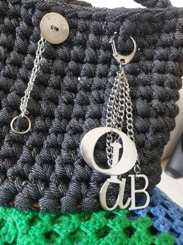 Bolsa de ombro em croche cinza 