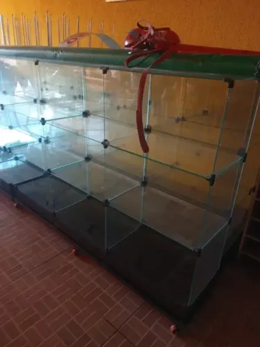 Balcão de vidro com suporte de rodinhas modulado 9 Nichos para loja | R$ 350 cada