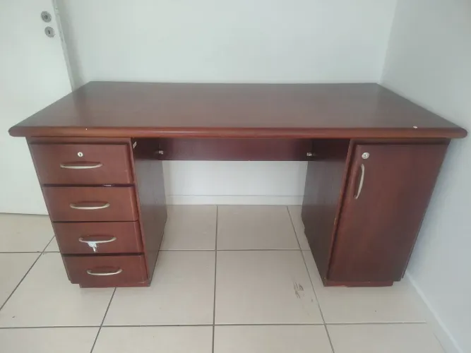 Escrivaninha de compensado 