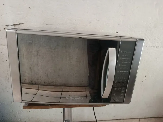 Microondas Electrolux 30 litros lindo novinho modelo todo de inox 220v painel azul