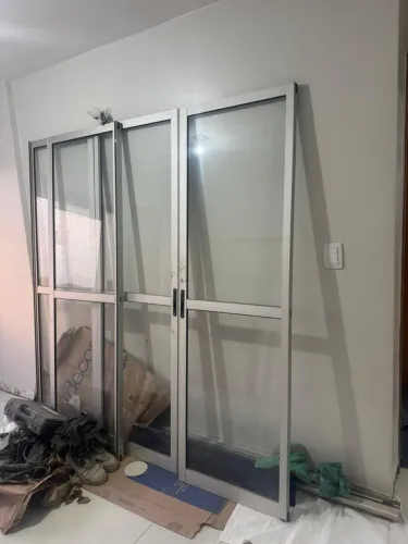 Porta de vidro (4 folhas) com esquadrarias