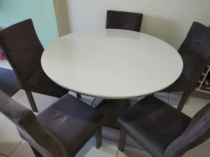 Mesa com 5 cadeiras 