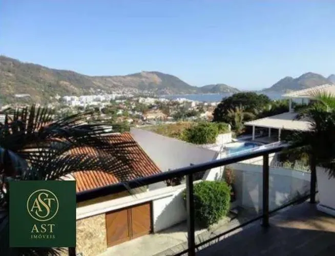 AST IMÓVEIS VENDE casa em condomínio com 3 suítes, área gourmet com churrasqueira em São F