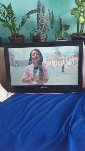 TV 32p funcionando normal , porem com manchas na tela, mas dá pra assistir assim mesmo 