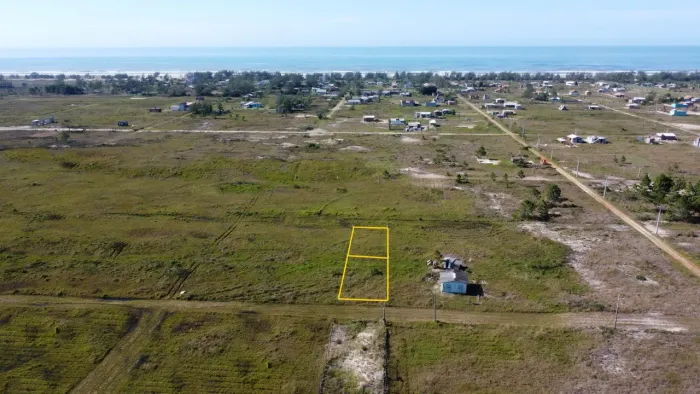 Terrenos à Venda em Balneário Arroio do Silva: 2 Lotes Juntos, 324m² Cada, a 800m do Mar
