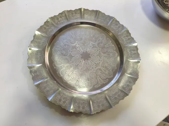 Bandeja redonda decorada aço inox Art Prata 42cm de diametro em ótimo estado 