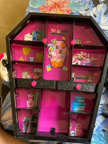 Guardar roupa ( caixão) monster high 