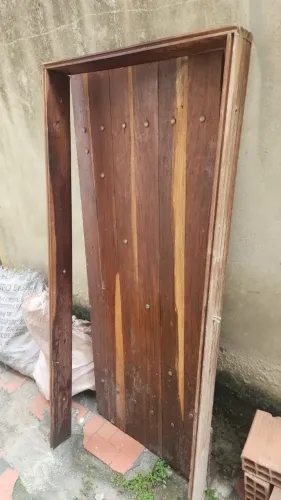 PORTA DE MADEIRA COM CAIXONETE  LARGURA 0,62 ALTURA 1,52 .