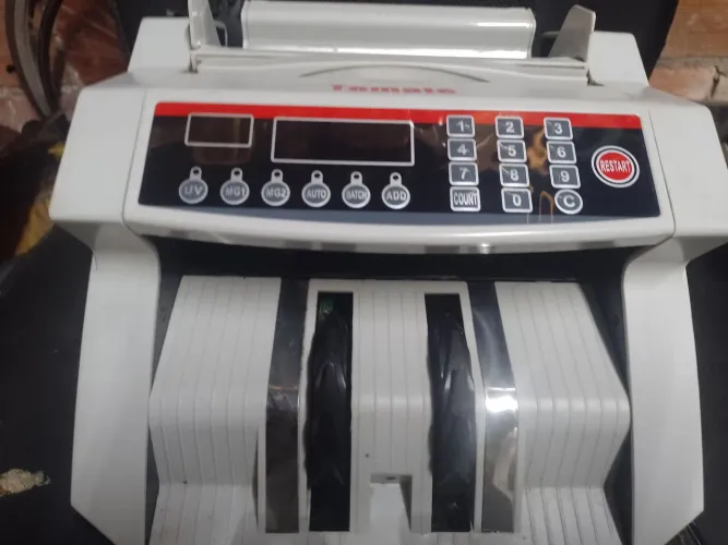 Máquina de contar dinheiro funcionando perfeitamente