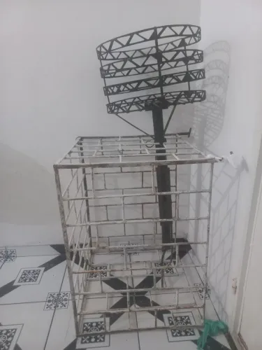 Vendo,grade de proteção de ar-condicionado e uma lixeira