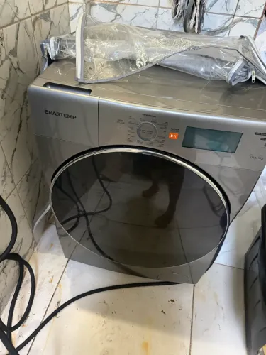 Máquina de lavar lava e seca