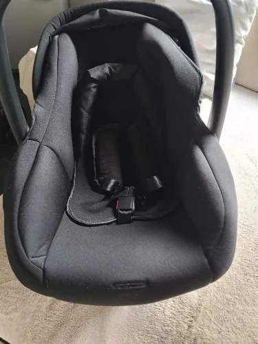 Vende-se carrinho de bebê com bebê conforto