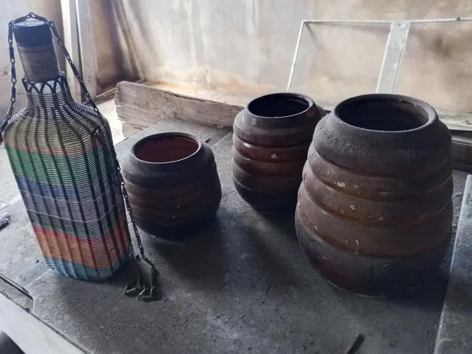 Vendo 3 jarros e 1 garrafa decorada.