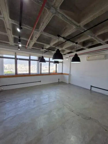 Sala Comercial Moderna com Estilo Industrial e Pronta para Uso