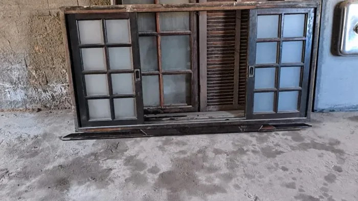 Duas janelas e uma porta madeira maciça
