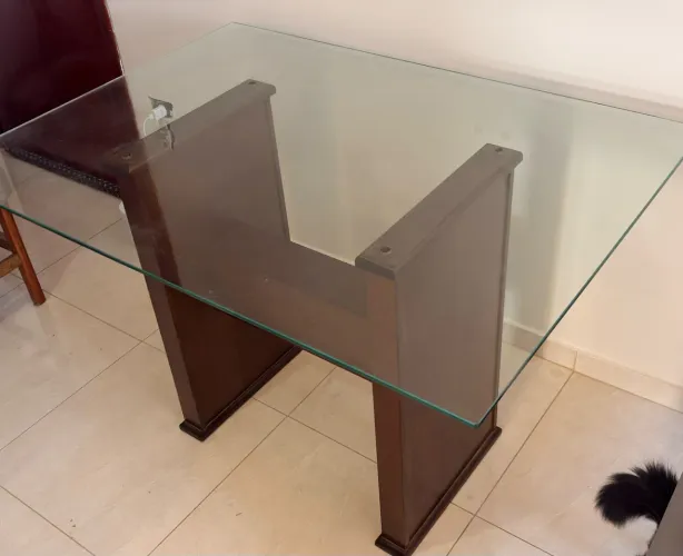Mesa de Vidro com quatro cadeiras