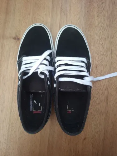 VANS TÊNIS SKATE CHUKKA LOW BLACK<br><br>WHITE
