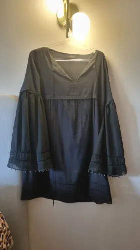 Vestido preto Animale, tam p mangas fluídas.