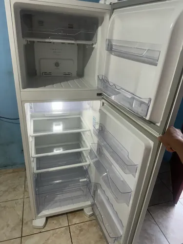 Vendesse geladeira Eletrolux funcionando perfeitamente faço entrega 