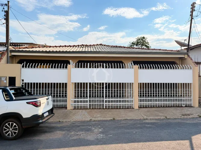 CASA COM 3 QUARTOS, SUÍTE E EDÍCULA NOS FUNDOS
