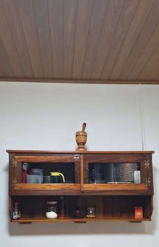 Armário de parede em madeira maciça