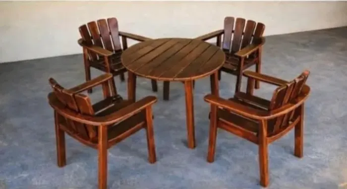 Vende-se um jogo de mesa de madeira 
